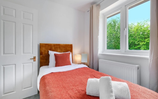 Sharp Close 4 Bedroom 2 Bath - Aylesbury