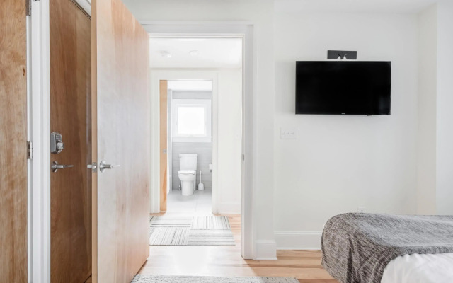 Downton Annie Apartment Three 2BD 1BA Parking