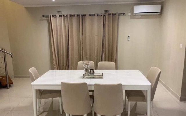 Executive 3 Bedrooms Fully Furnished Apartment Close to Amenities