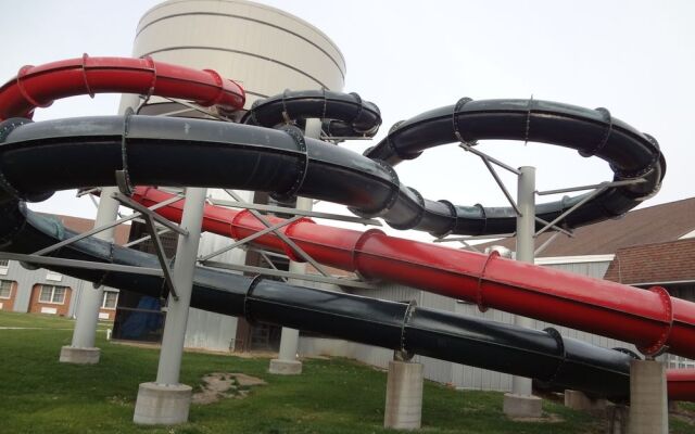 Ramada Williamsburg and Wasserbahn Waterpark