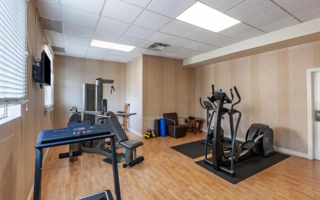 Econo Lodge Inn & Suites Toronto Airport