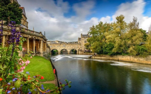 Bright 1 Bedroom Apartment With Views in Bath