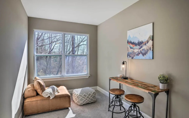 Charming Retreat w/ Mtn Views: Walkable Location!