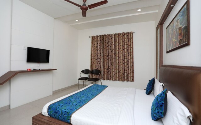 OYO 10343 Hotel Heera Foods