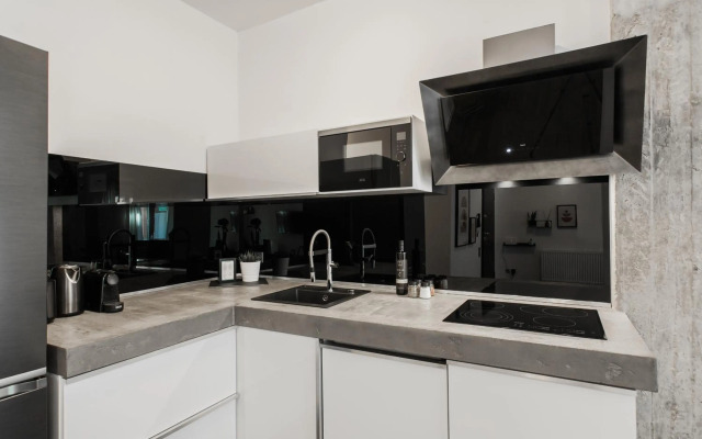 Industrial 1BR Apartment in Ampelokipoi Area by UPSTREET