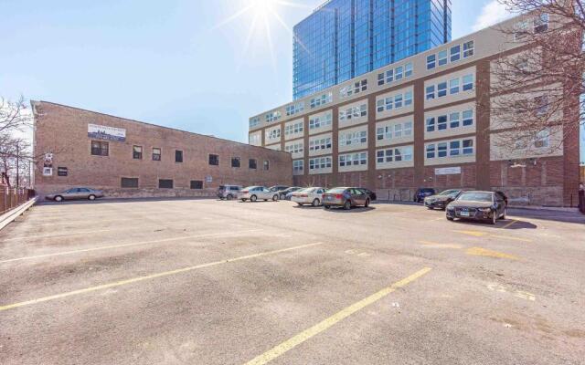 McCormick Place 420 friendly 3br-2ba in Downtown Chicago with optional parking for 8 guests