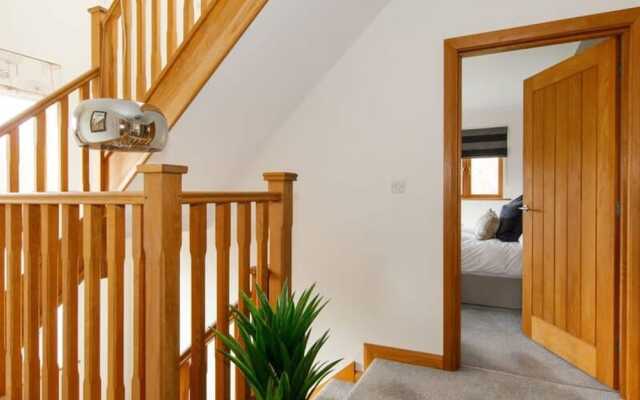 Serene Riverside 6BR Luxury Retreat in Curdridge