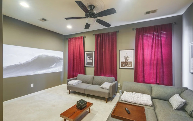 5 Mi to US Capitol: Washington DC Townhome