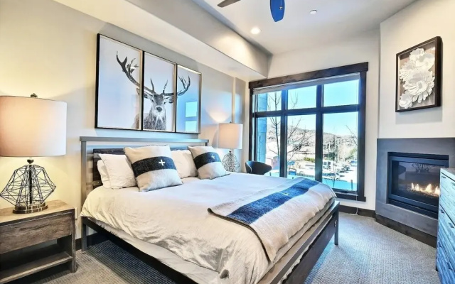 Blackstone Beauty 2 Bedroom Condo by RedAwning