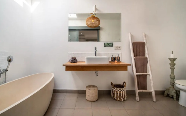 Splendid Private Villa, 2 BR, Canggu With Staff