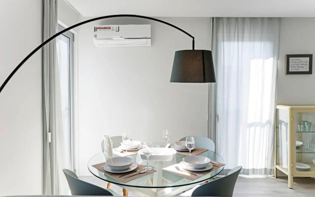 Stylish Flat W/ Gym & Parking by LovelyStay