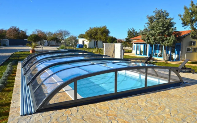 Golden and Green Acres Holiday Home With Pool and Sauna