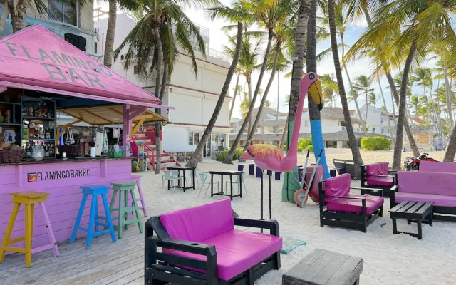AVENTURA STUDIOS - POOL and BEACH CLUB
