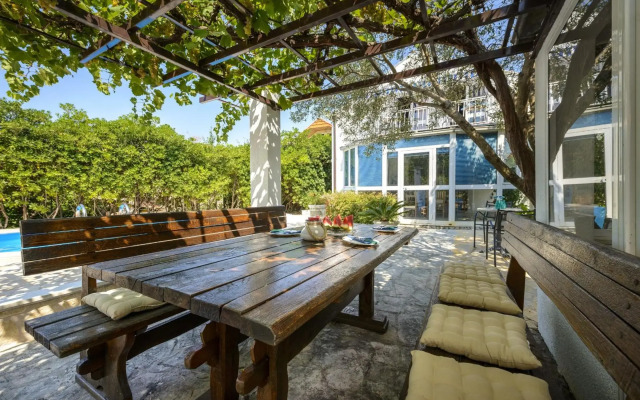 Villa Piano - Four Bedroom Villa With Terrace and Swimming Pool