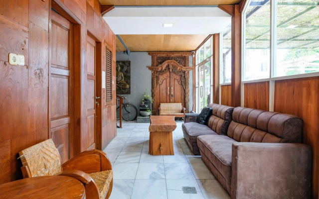 OYO 4016 Tan Jokteng Guest House – Lobby – Yogyakarta