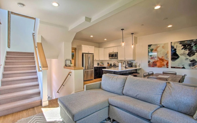 Charming Cle Elum Townhome w/ Balcony & Views