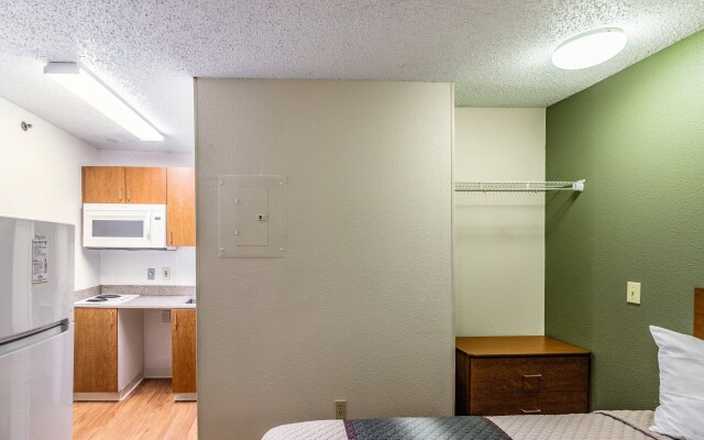 HomeTowne Studios by Red Roof Houston - Northwest