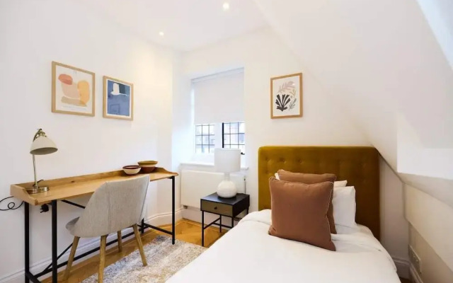The Charm of Chelsea - Modern 4bdr With Shared Courtyard