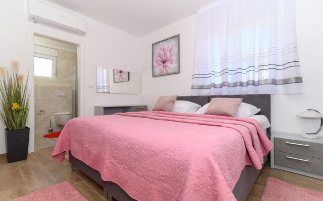 Beautiful Apartment in Seget Donji With Wifi and 2 Bedrooms
