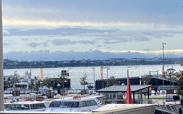 Spacious 2br Ocean Front View - Free Parking – Outside – Auckland