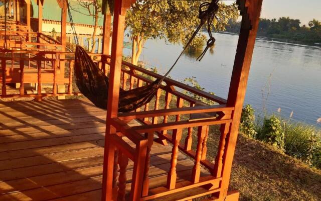 Mr. Phaos Riverview Guesthouse & Restaurant
