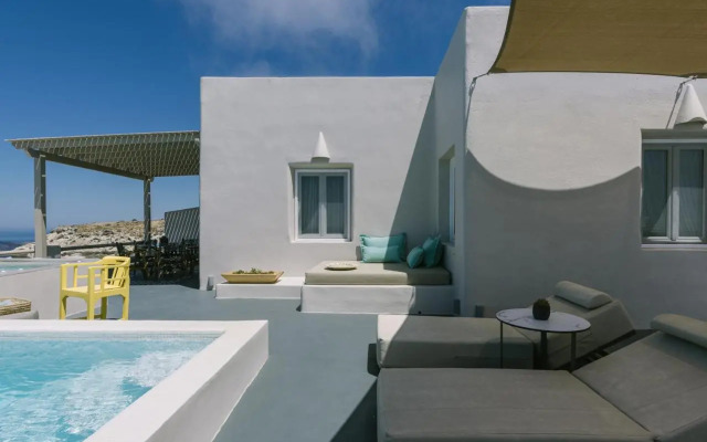 Luxury villa in Megalochori Santorini with Jacuzzi