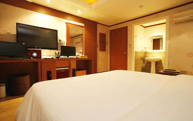 Two Be In Tourist Hotel