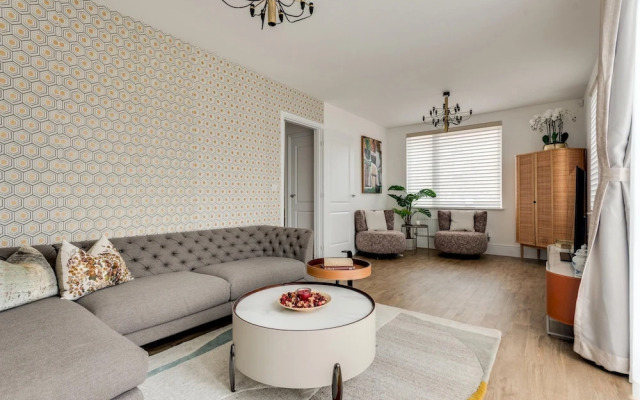 Tranquil 4-bed Oasis Modern Chic