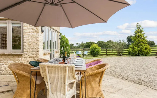 Spacious & Stylish Cotswold Family home