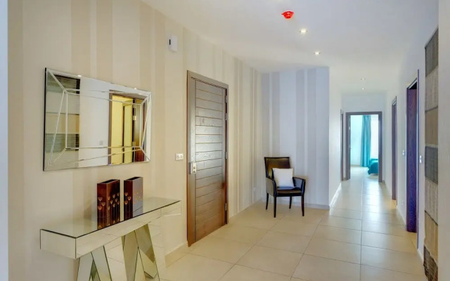 Ocean Front LUX Apartment wt Pool, Upmarket Area