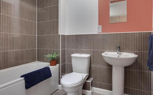 Beautiful Two Bedroom Coach House - Free Parking & Netlfix