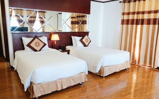 May De Ville Lakeside Hotel