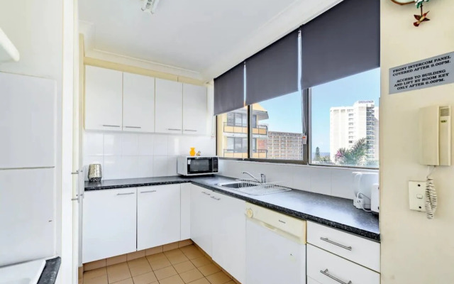 Bright 2 Bedroom Apartment in the Heart of Surfer's Paradise