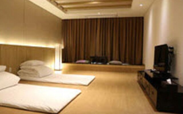 Pinehills Hotel
