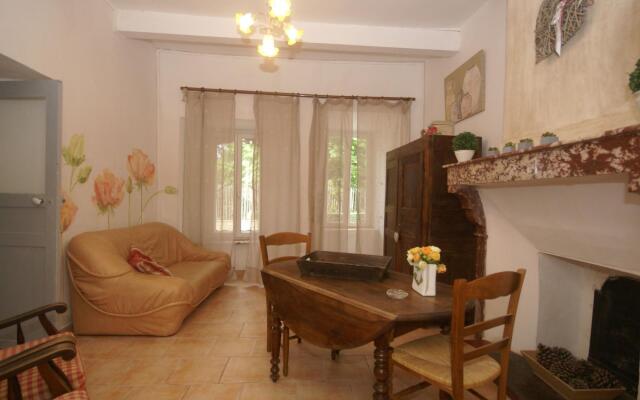 Charming Holiday Home in La Caunette with Swimming Pool