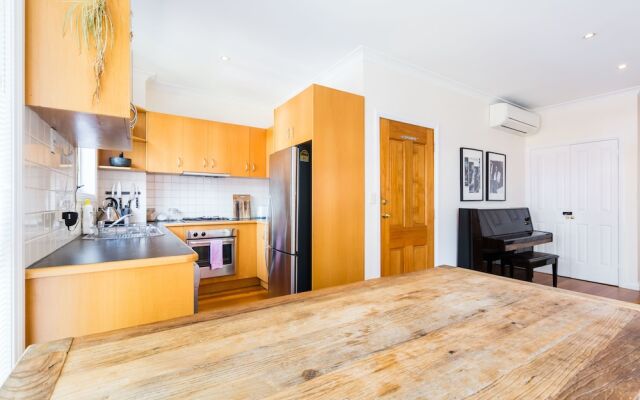 KIM, 2BDR West Melbourne Apartment