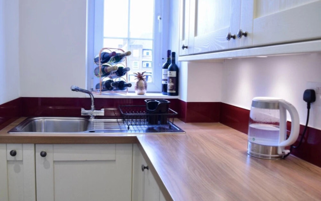 Stylish 2 Bedroom Flat With Views of The Shard