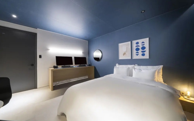 Croissant Hotel Guri by AanK