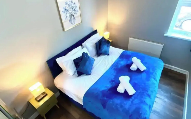 2 Bed Town Centre Free Park Wi-Fi Garden