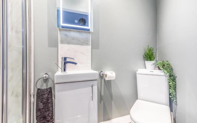 City & Beach at Your Reach - Courtyard & Parking