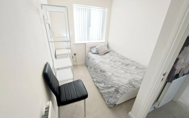 Room in Guest Room - Single Room in 3-bed Home, Full Kitchen, Shared Bathroom