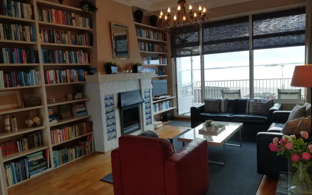 APARTMENT BY THE SEA Bed by the Sea