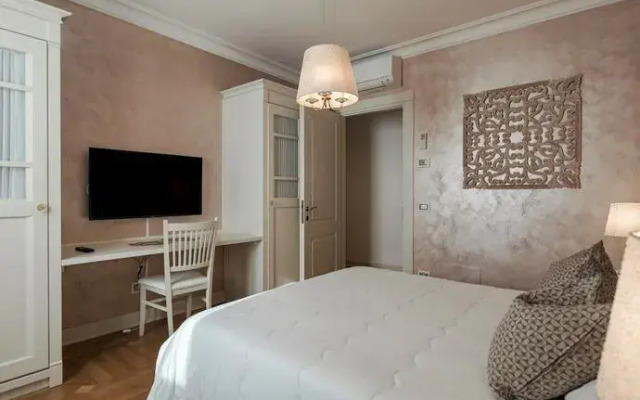 Luxury Lakefront Onassis 1 by Apt24