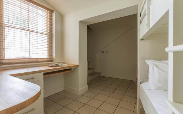 Spacious 2BR Flat in Kensington