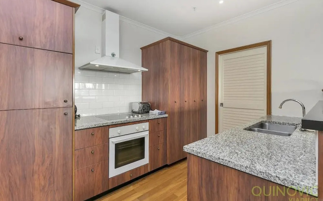 Qv Spacious Waterfront Apartment - 791