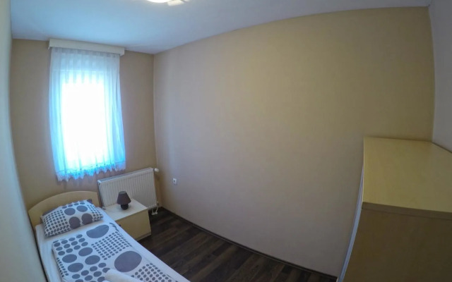 Apartments and Rooms Rea