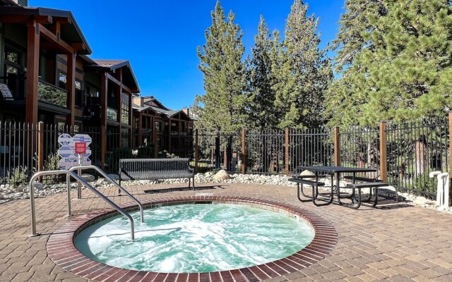 Solstice 18 Beautiful and Modern, Private Washer Dryer, Close to Eagle Lodge by RedAwning