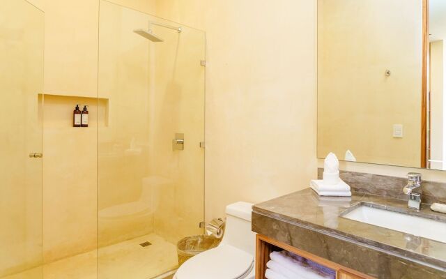 Luminous Private Pool Condo & Communal Rooftop Pool Lounge