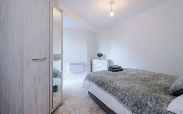✰Spacious & Modern 2 Bed Apt, 5 Mins from Leeds!