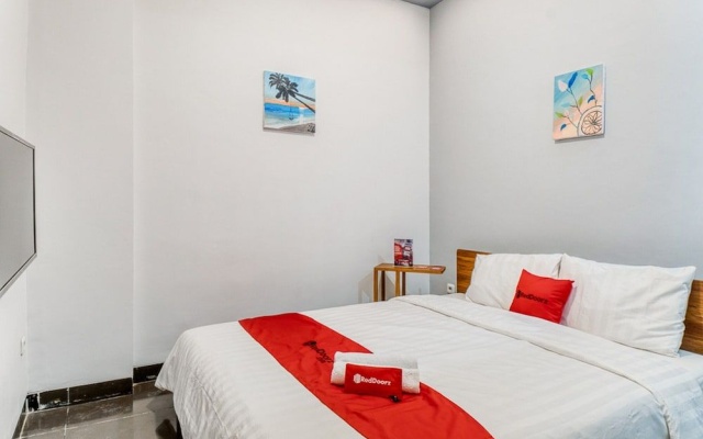 RedDoorz Plus near Taman Ismail Marzuki – Guest Rooms – Jakarta
